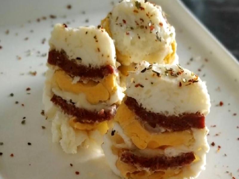 Fincanda Sucuklu Kaşarlı Yumurta Nasıl Yapılır?