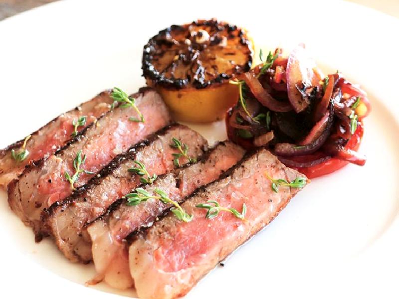 Izgara Domates, Kırmızı Soğan Ve Limon İle Dilimlenmiş Dana Eti Nasıl Yapılır?