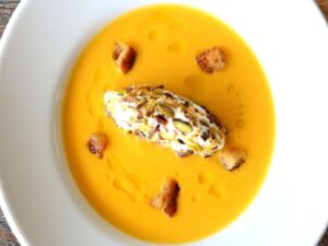 Taze Keçi Peynirli, Kabak Çekirdekli Ve Narenciye Yağlı Balkabağı Çorbası Nasıl Yapılır?