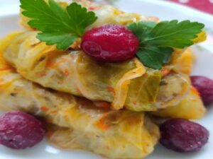Vişne Ekşisi Soslu Lahana Sarma Nasıl Yapılır?