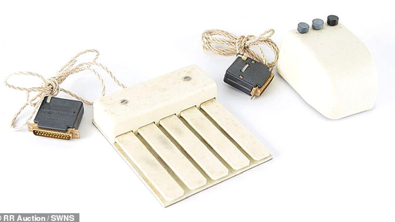 Steve Jobs’a ilham veren bu eski fare, küçük bir servet karşılığında satıldı