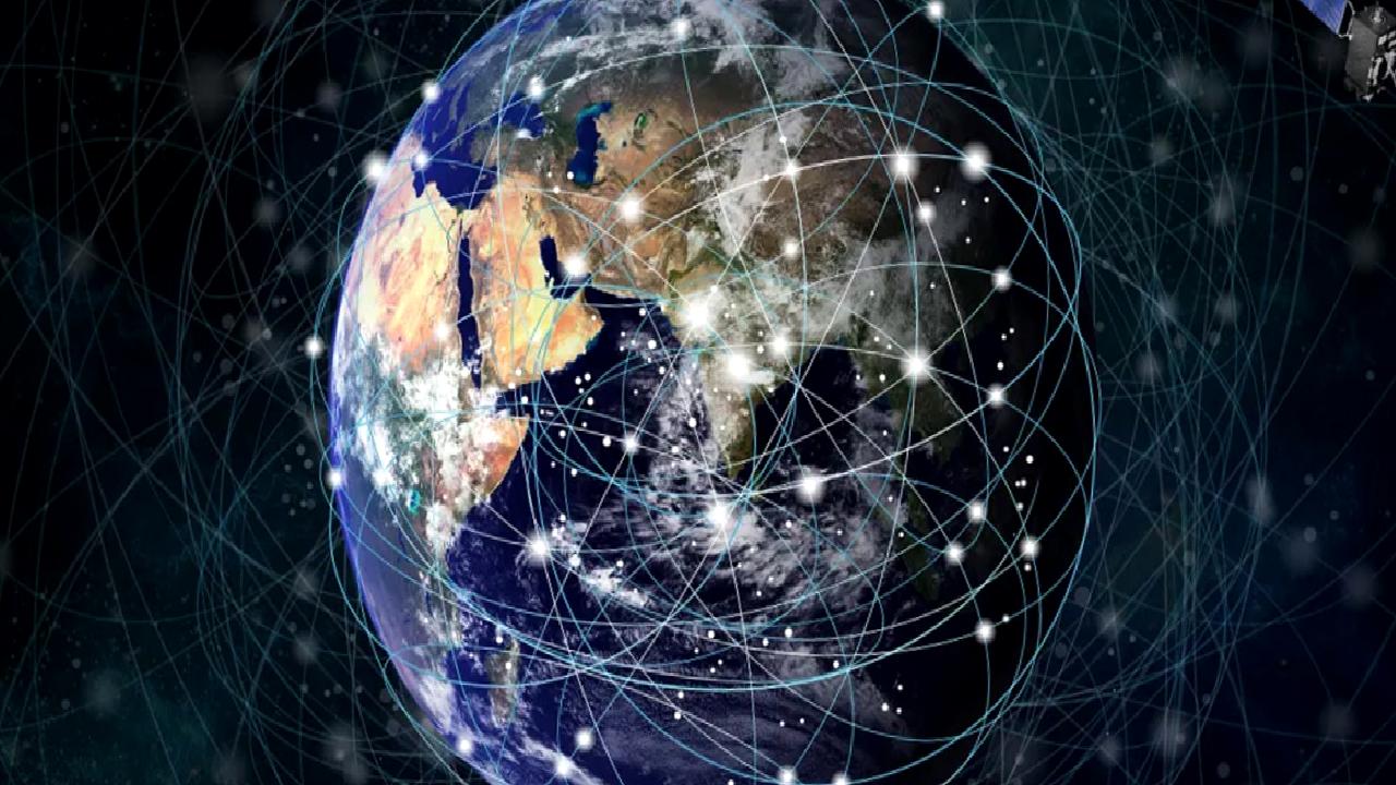 Bu etkileşimli web sitesi, üzerimizde gezinen tüm Starlink uydularını görmemizi sağlıyor