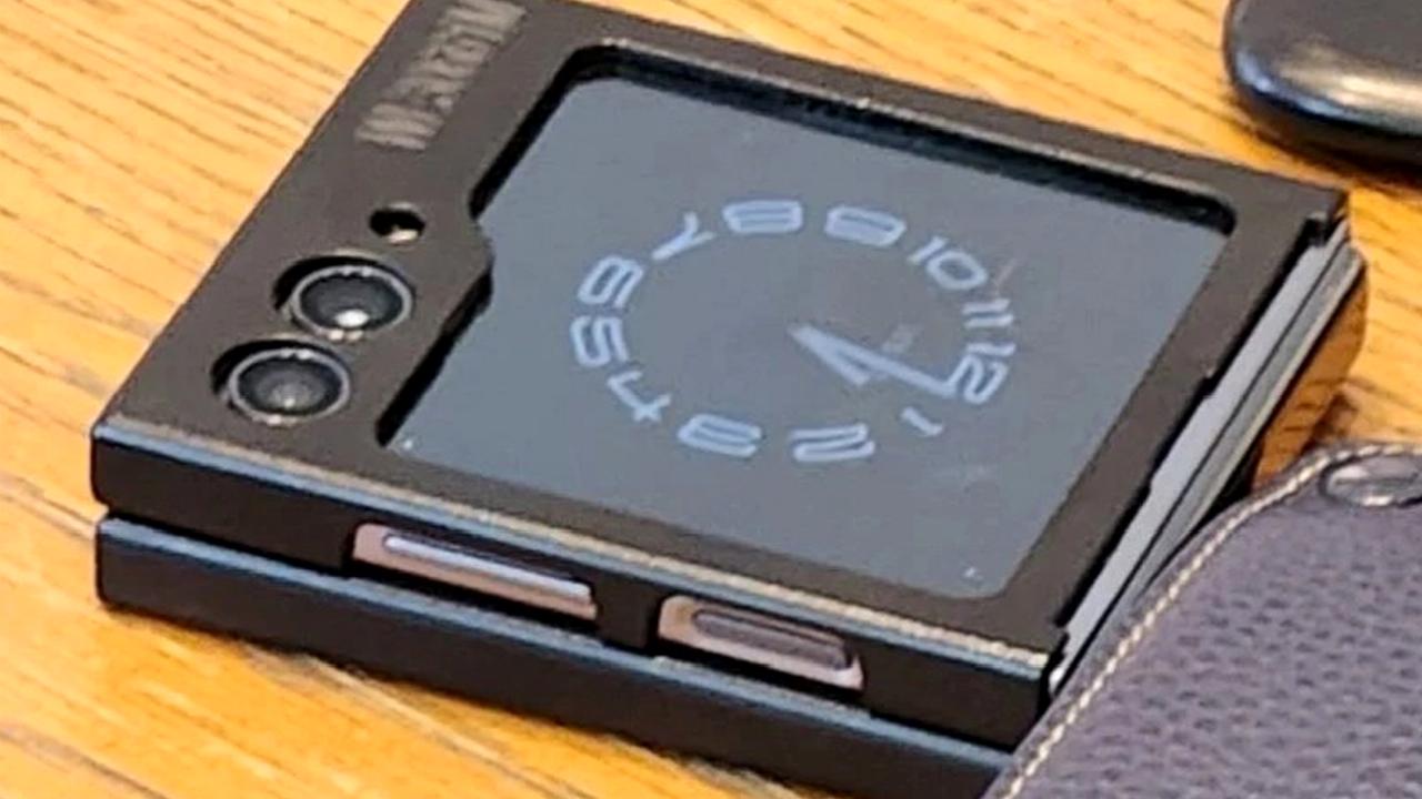 Samsung Galaxy Z Flip 5, paparazzilere yakalandı: İşte Z Flip 5’in ilk gerçek görüntüsü