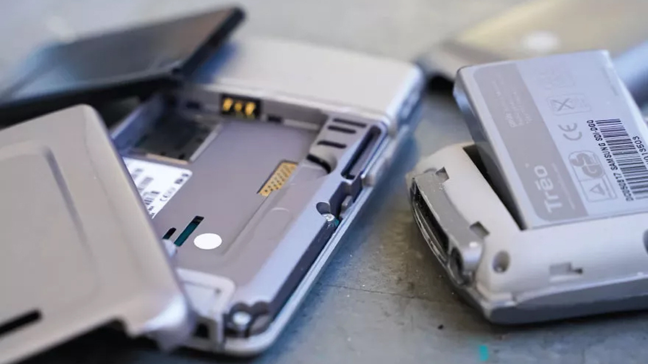 Telefonlarda çıkartılabilir pil dönemi yeniden mi başlıyor? Avrupa Komisyonu yeni yönetmeliği kabul etti!