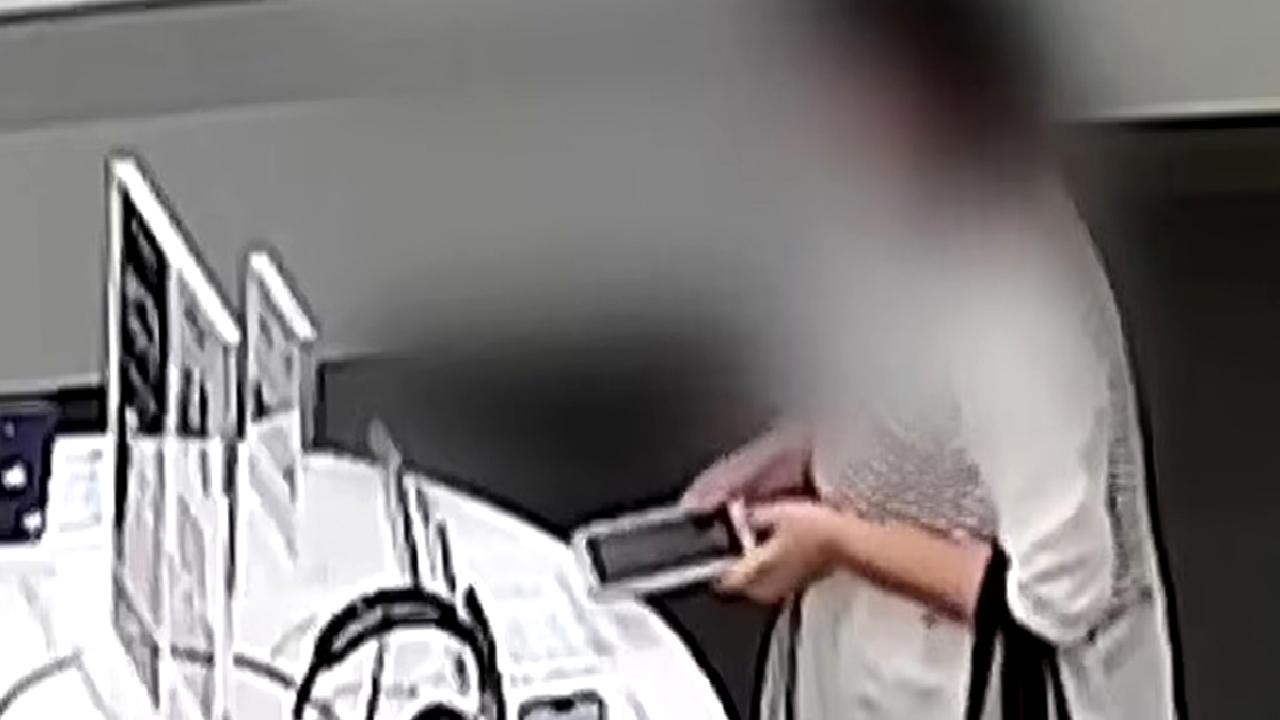 iPhone çalmak için güvenlik kablosunu kemirmeye çalışan bayan böyle görüntülendi