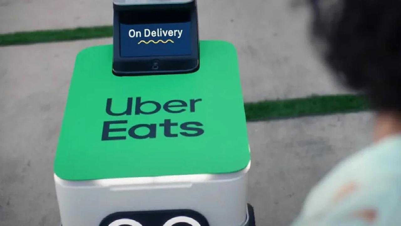 Bir dağıtım robotu, sokakta kendini çalmaya çalışan hırsızları böyle yakalattı