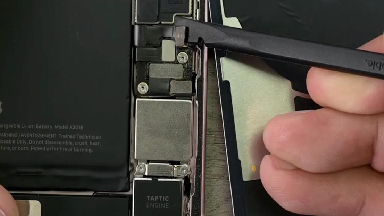 iFixit, yeni videosunda iPhone 15’in içine mikroskobik bir bakış sunuyor
