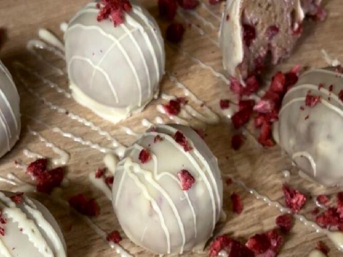 Çilekli Cheesecake Topları Nasıl Yapılır?