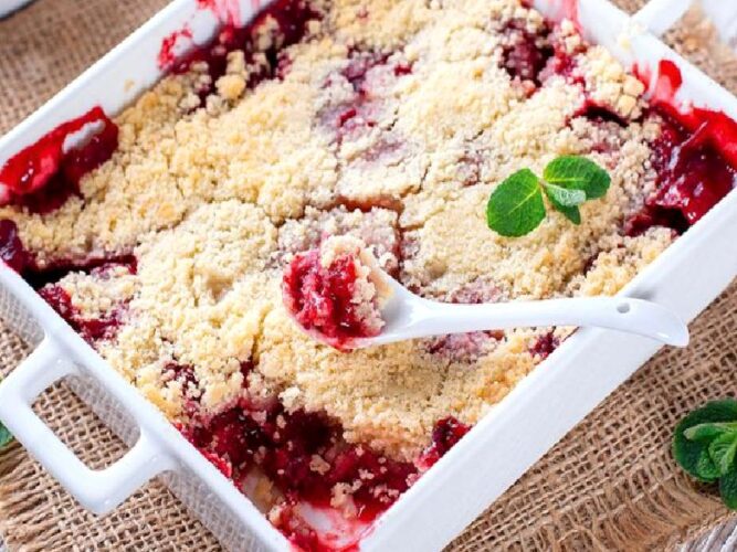 Çilekli Crumble Nasıl Yapılır?