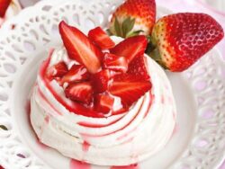 Çilekli Pavlova Nasıl Yapılır?