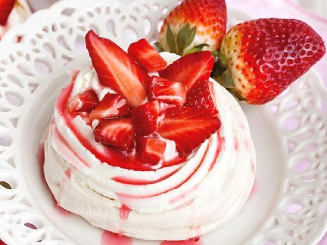 Çilekli Pavlova Nasıl Yapılır?