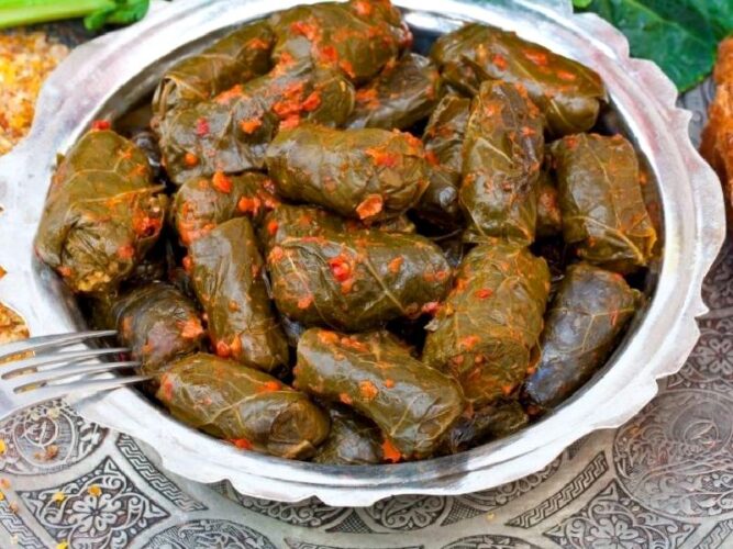 Mısır Yarmalı Aş Sarması Nasıl Yapılır?