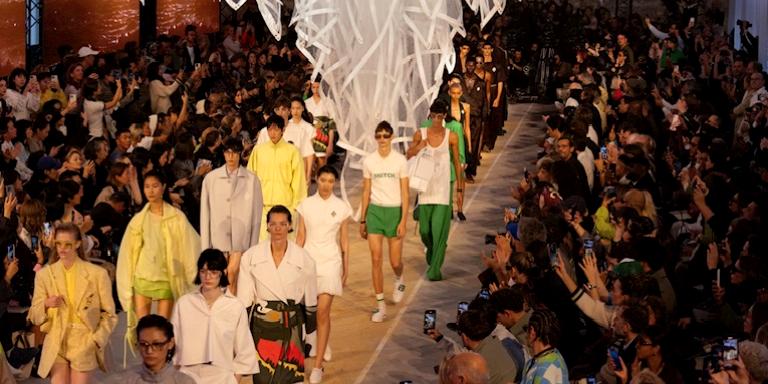 Tenis Kortundan Sahile: Lacoste İlkbahar-Yaz 2025 Koleksiyonu