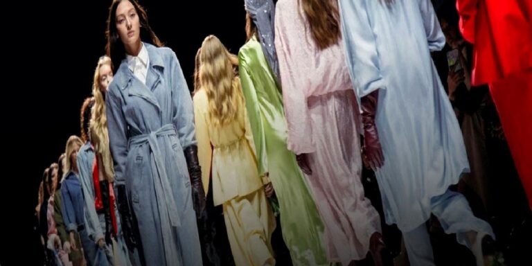 Moscow Fashion Week’te sezonun en trend renkleri podyuma çıktı