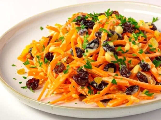 Kuru Üzümlü Havuç Salatası Nasıl Yapılır?