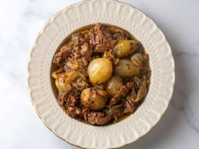 Etli Soğan Yahnisi Nasıl Yapılır?