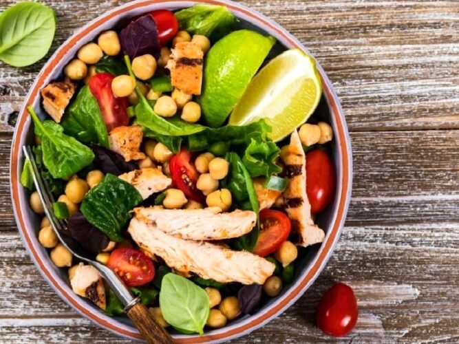 Tavuklu Nohut Salatası Nasıl Yapılır?