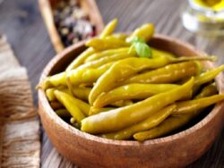 10 Dakikada Yağlı Biber Turşusu Nasıl Yapılır?