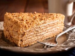 Ballı Rus Pastası (Medovik) Tarifi Nasıl Yapılır?