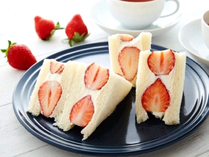Çilekli Sando (Çilekli Sandviç) Nasıl Yapılır?