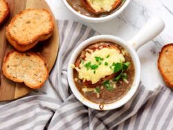 Fransız Usulü Soğan Çorbası Nasıl Yapılır?