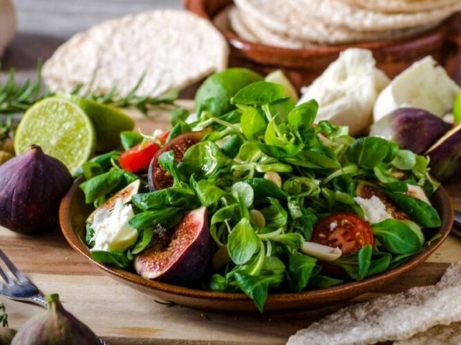 İncirli Mozzarellalı Semizotu Salatası Nasıl Yapılır?