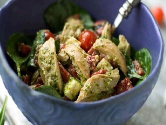 Pesto Soslu Tavuk Salatası Tarifi Nasıl Yapılır?