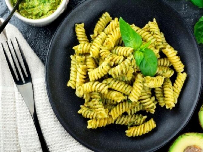 Avokado Ve Kremalı Burgu Makarna Tarifi Nasıl Yapılır?