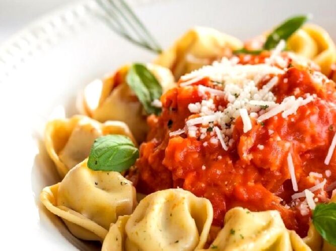Domates Soslu Tortellini Tarifi Nasıl Yapılır?