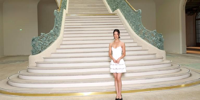 Gracie Abrams Chanel Couture İle Kot Pantolonları Bir Araya Getirmenin Hayalini Kuruyor