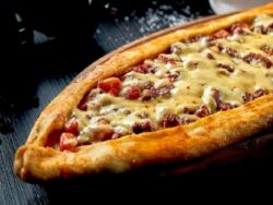 Kavurmalı Kaşarlı Pide Tarifi Nasıl Yapılır?