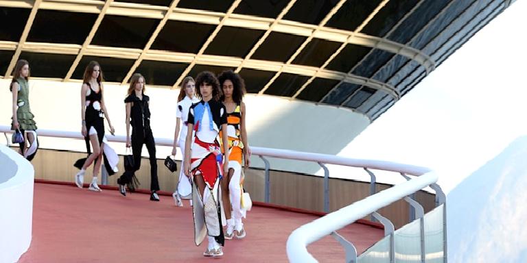 Moda, Mimarlık ve Anlam Arayışı: Yeni Nesil Defileler Neyi Gösteriyor?