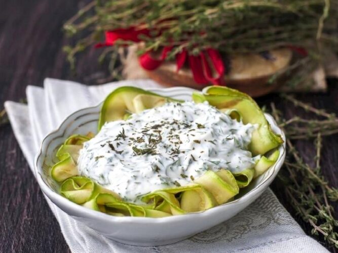 Yazın Ferahlatıcı Ve Nefis Lezzetlerinden: Dereotlu Şehriyeli Kabak Salatası Tarifi Nasıl Yapılır?