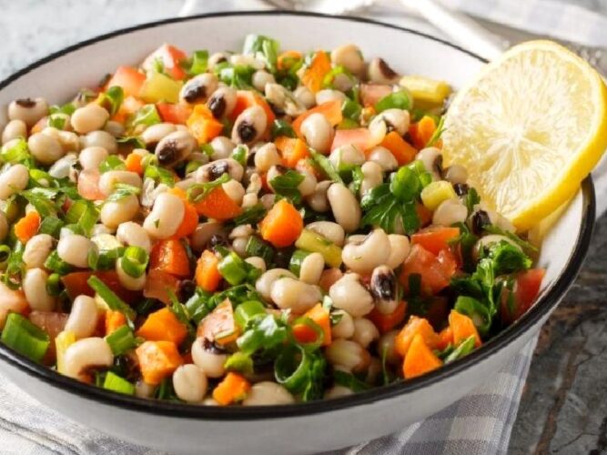 Zeytinyağlı Börülce Salatası Tarifi Nasıl Yapılır?