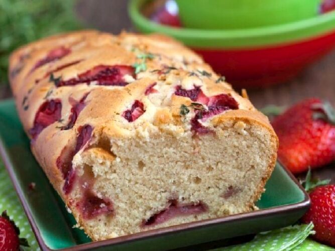 4 Malzemeli Çilekli Kek Tarifi Nasıl Yapılır?