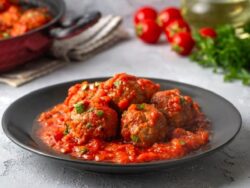 Domates Soslu Köfte Tarifi Nasıl Yapılır?