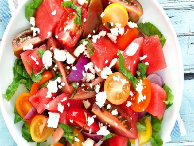 Domatesli Karpuzlu Yaz Salatası Nasıl Yapılır?