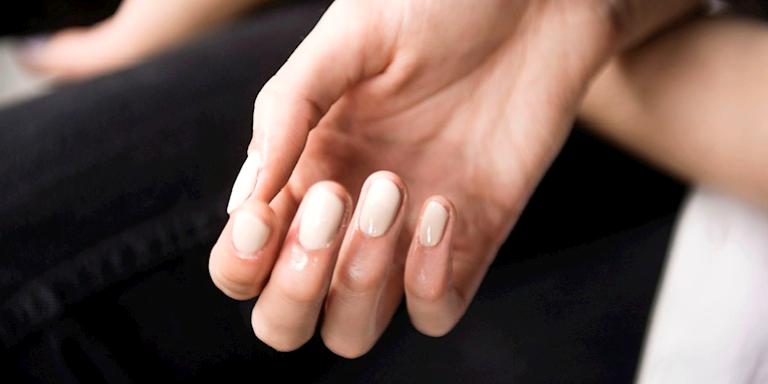 Manikür Sürenizi Uzatmak İçin Keşfetmeniz Gereken 4 Kütikül Yağı