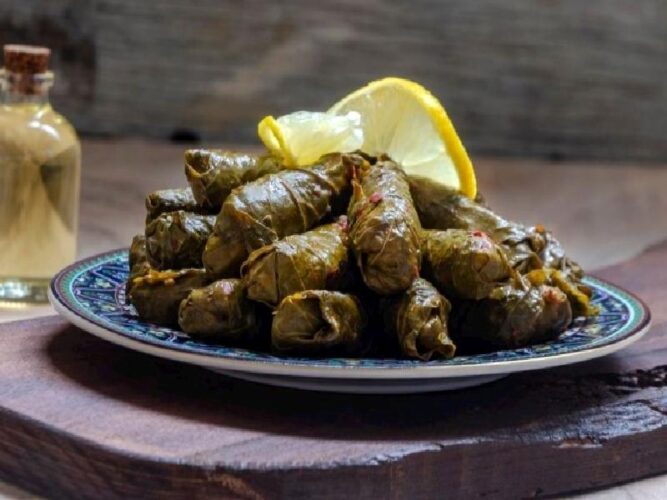 Zeytinyağlı Yaprak Sarma Tarifi Nasıl Yapılır?