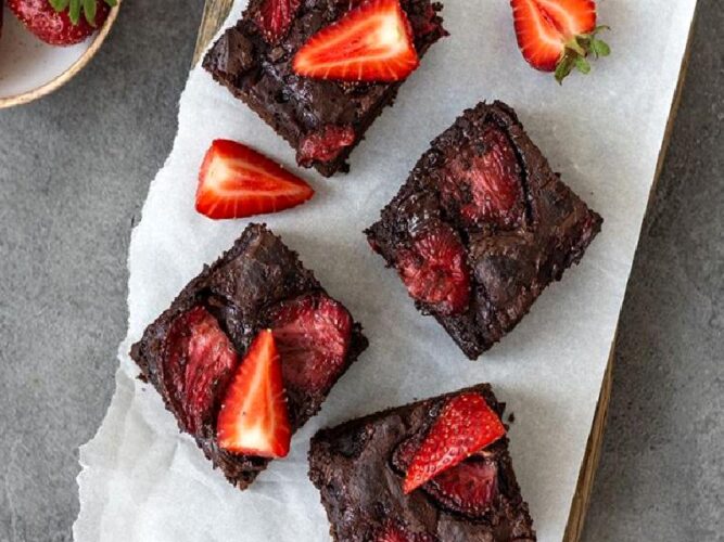 Çilekli Brownie Tarifi Nasıl Yapılır?