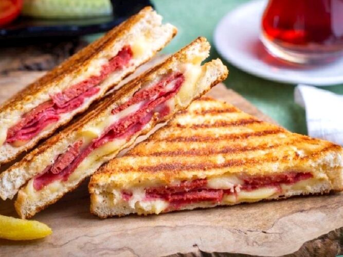 Ev Yapımı Nefis Karışık Tost Tarifi Nasıl Yapılır?