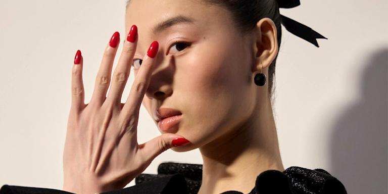 Hollywood’dan Sokak Modasına: Kırmızı Ojenin Zamansız Büyüsü