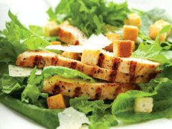 Izgara Hindi Göğüs Etli Salata Nasıl Yapılır?