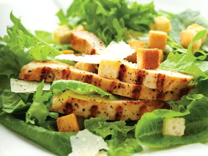 Izgara Hindi Göğüs Etli Salata Nasıl Yapılır?