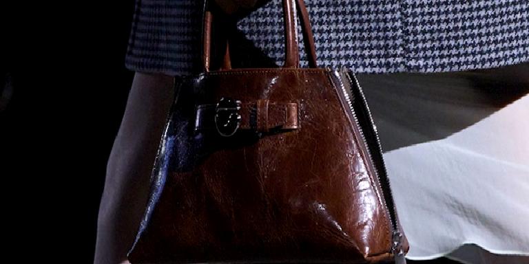 Bu Sonbahar Radarınıza Girecek Eskitilmiş Deri Çantalar