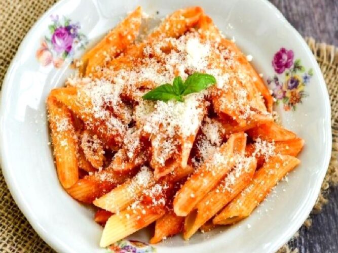 Pratik Domatesli Makarna Tarifi Nasıl Yapılır?