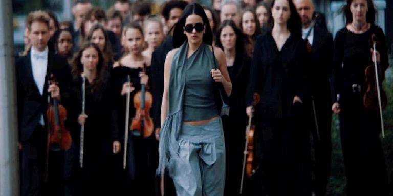 Rosalía “Berghain” Videosunda 2000’lerin Moda Arşivlerini Yeniden Yorumluyor