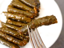 Soslu Yaprak Sarması Tarifi Nasıl Yapılır?