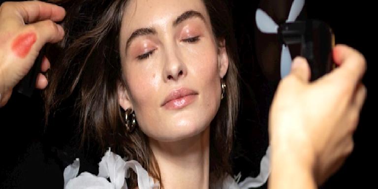 Dewy’den Mata: Hangi Sprey Makyajınızı Daha İyi Kilitler?