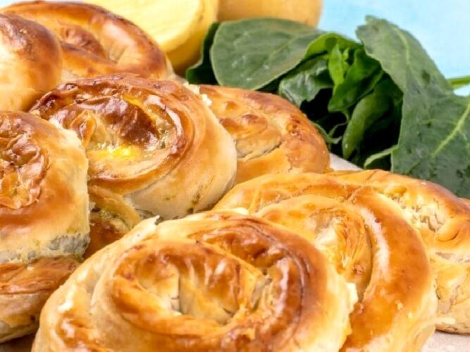 Hazır Yufkadan Kıymalı Gül Böreği Tarifi Nasıl Yapılır?
